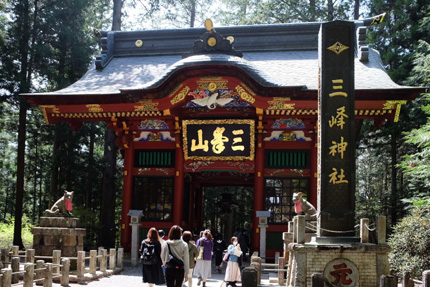 三峯神社の隋身門
