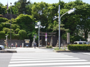 新馬場駅から品川神社を見る