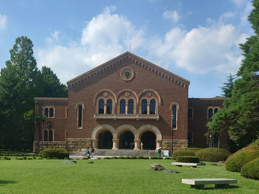 一橋大学兼松講堂