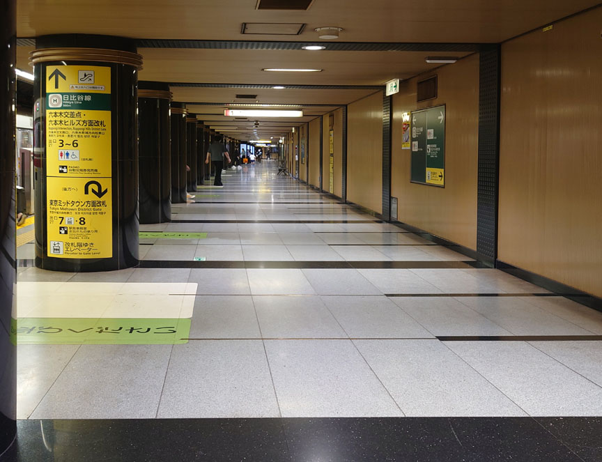 大江戸線六本木駅