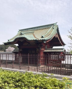 厳有院霊廟 勅額門