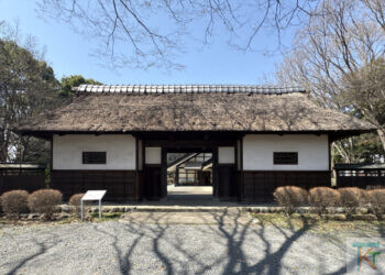 旧三岡家長屋門